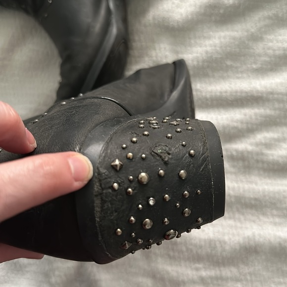 Ariat studded boots - size 8 in black - Picture 5 of 9